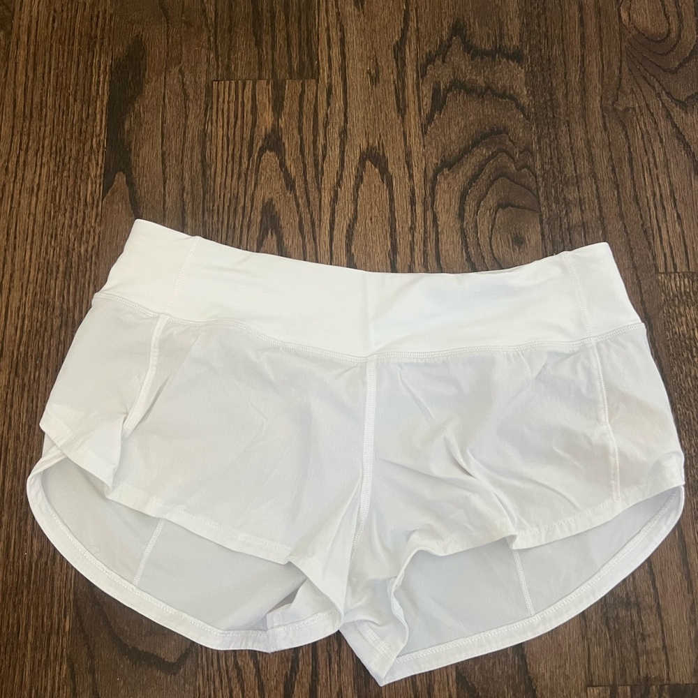 Lululemon Speed Up Low-Rise Lined Short 2.5" size 4 in white
